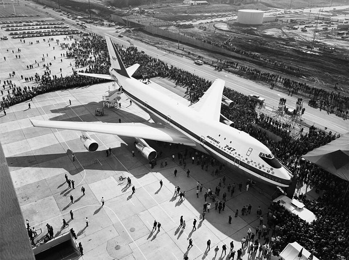 El primer 747 sale del hangar