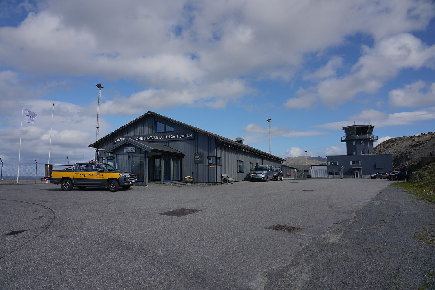 Honningsvåg Airport, Valan